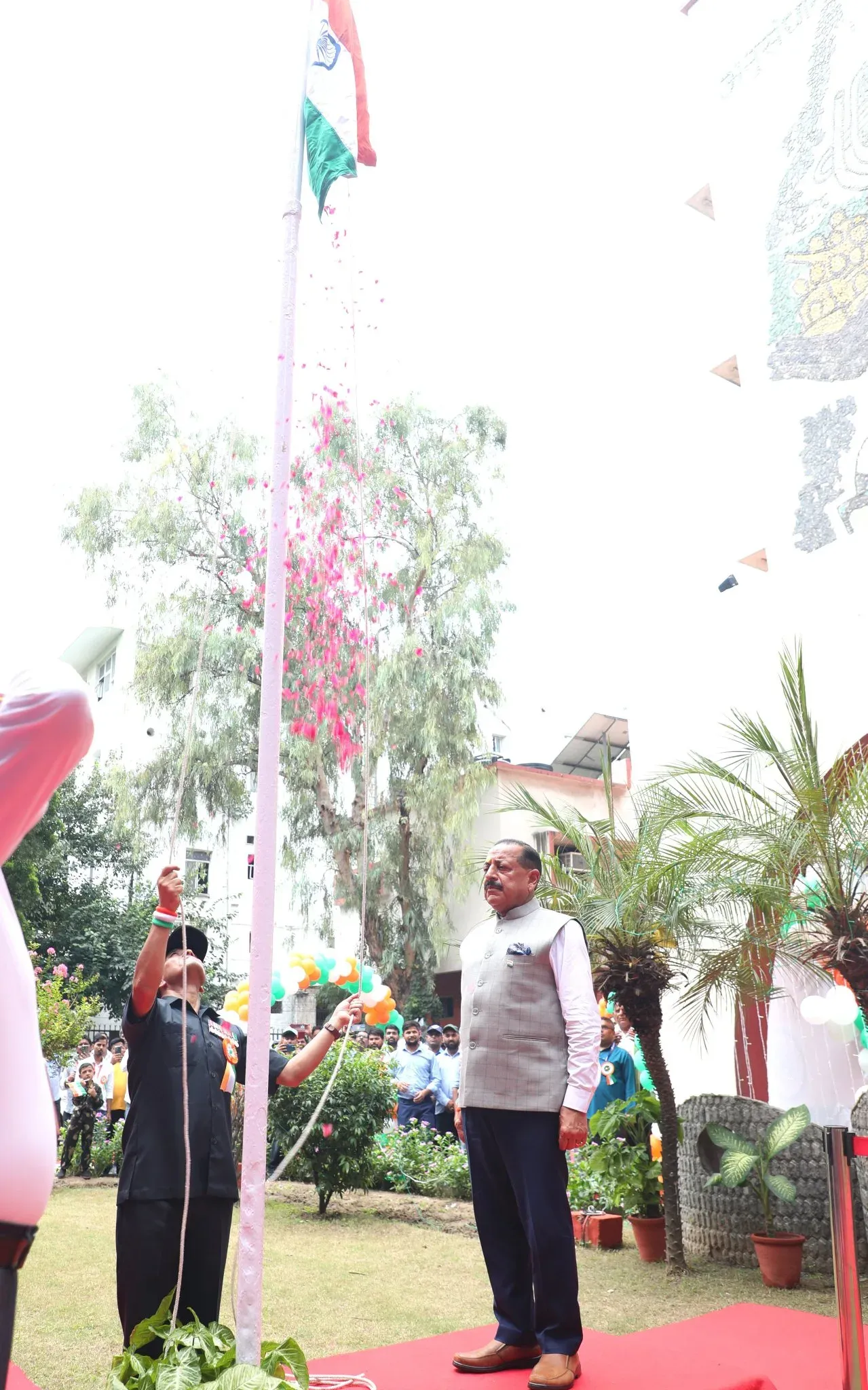 Dr. Jitendra Singh hoists Tricolor at CSIR HQ on Independence Day