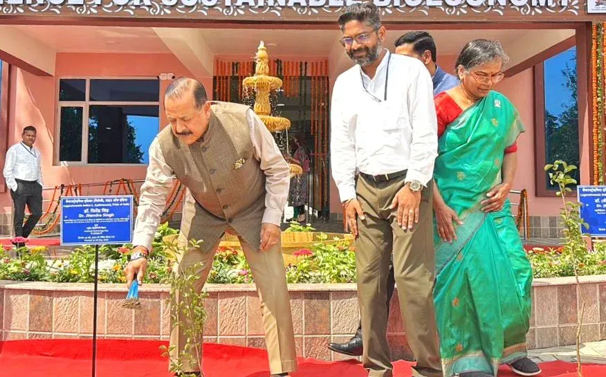 Dr. Jitendra Singh Plants Sapling at CSIR-IHBT Palampur Under Ek Ped Maa Ke Naam