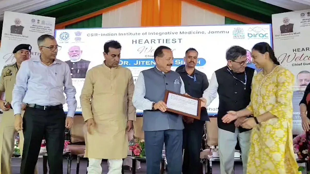 Dr. Jitendra Singh Presents Certificates at CSIR-IIIM Jammu BioNEST