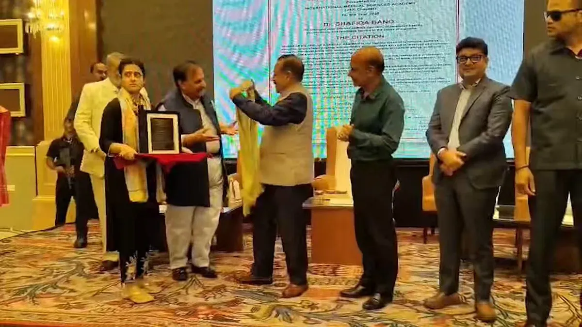 Dr. Jitendra Singh presents medical teacher awards in Jammu