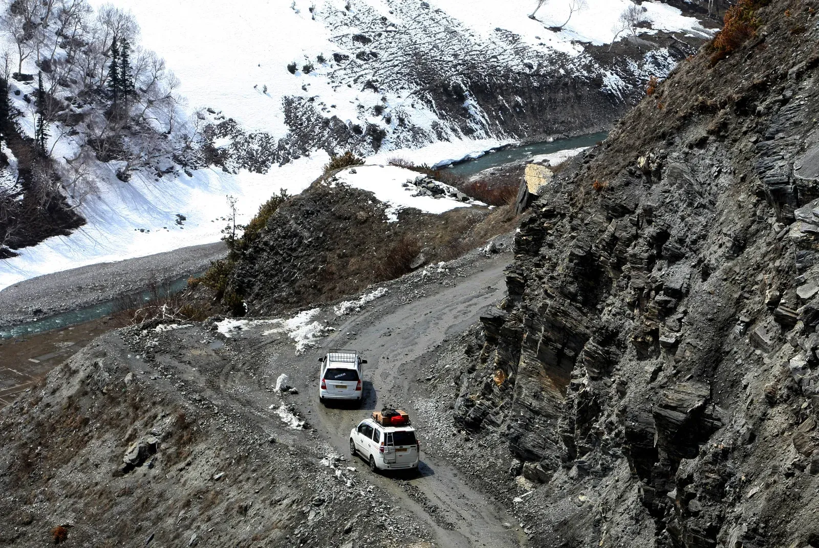 Truck plunges into 400-ft gorge near Zojila Pass; driver and helper survive