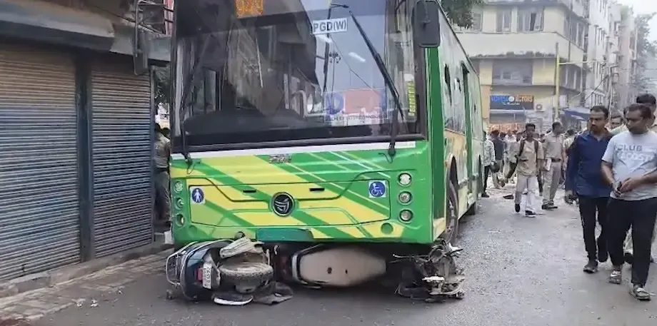 दिल्ली में DTC बस का कहर: आनंद पर्वत में ई-रिक्शा-स्कूटर-बाइक को रौंदा, 1 की मौत, 3 घायल