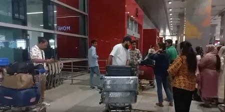 दुबई से दिल्ली एयरपोर्ट पर पहुंचे यात्री बोले, हालात अब थोड़े बेहतर, सरकार कर रही मदद 