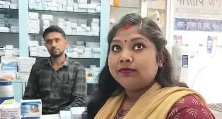 झारखंड: दुमका में 'पीएम जन औषधि' से कम कीमत पर दवाइयां खरीद रहे लोग 