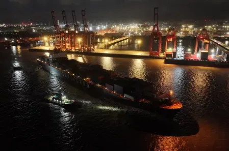 दुनिया की पहली चीन-यूरोप आर्कटिक कंटेनर एक्सप्रेस लाइन शुरू