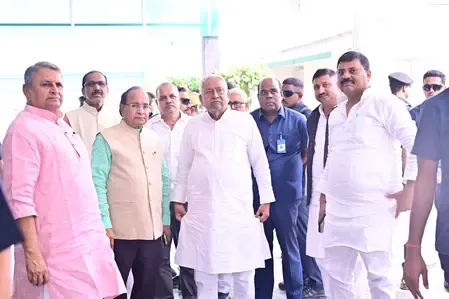 दूसरे चरण के मतदान के बीच जदयू कार्यालय पहुंचे सीएम नीतीश कुमार