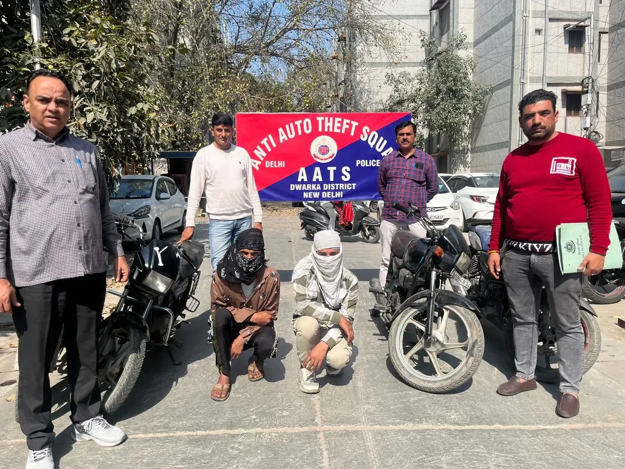 द्वारका में वाहन चोरों पर सख्त कार्रवाई, 3 चोरों को 6 चोरी हुए दोपहिया वाहनों के साथ गिरफ्तार
