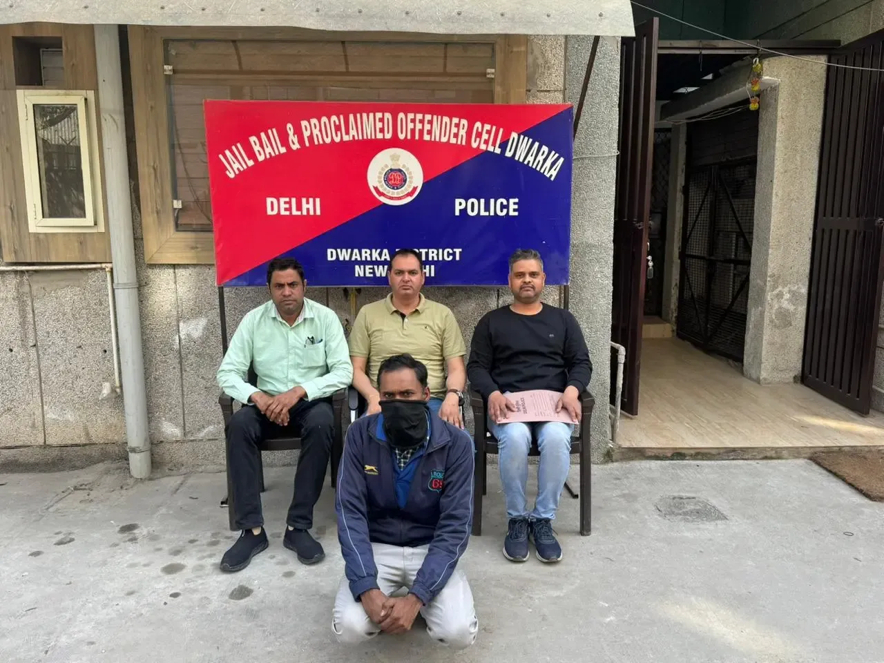 द्वारका पुलिस ने दो अंतरराज्यीय शराब तस्करों को पकड़ा, लंबे समय से थे फरार