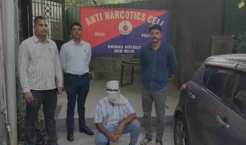 द्वारका पुलिस का 'नशे पर लगाम, देश को सलाम' अभियान: 3,850 क्वार्टर अवैध शराब जब्त, दो गिरफ्तार