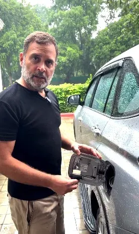 ई20 पेट्रोल पर राहुल गांधी का तीखा प्रहार: 'सरकार लोगों की जेब से सीधे पैसे निकाल रही है'