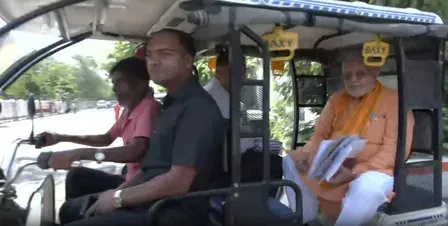 ई-रिक्शा से विधानसभा पहुंचे यूपी वित्त मंत्री सुरेश खन्ना, बोले — सप्ताह में एक दिन पेट्रोल-डीजल ज़रूर बचाएं