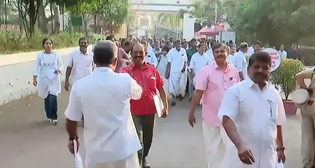 What Do Early Trends in Kerala Local Body Polls Reveal?