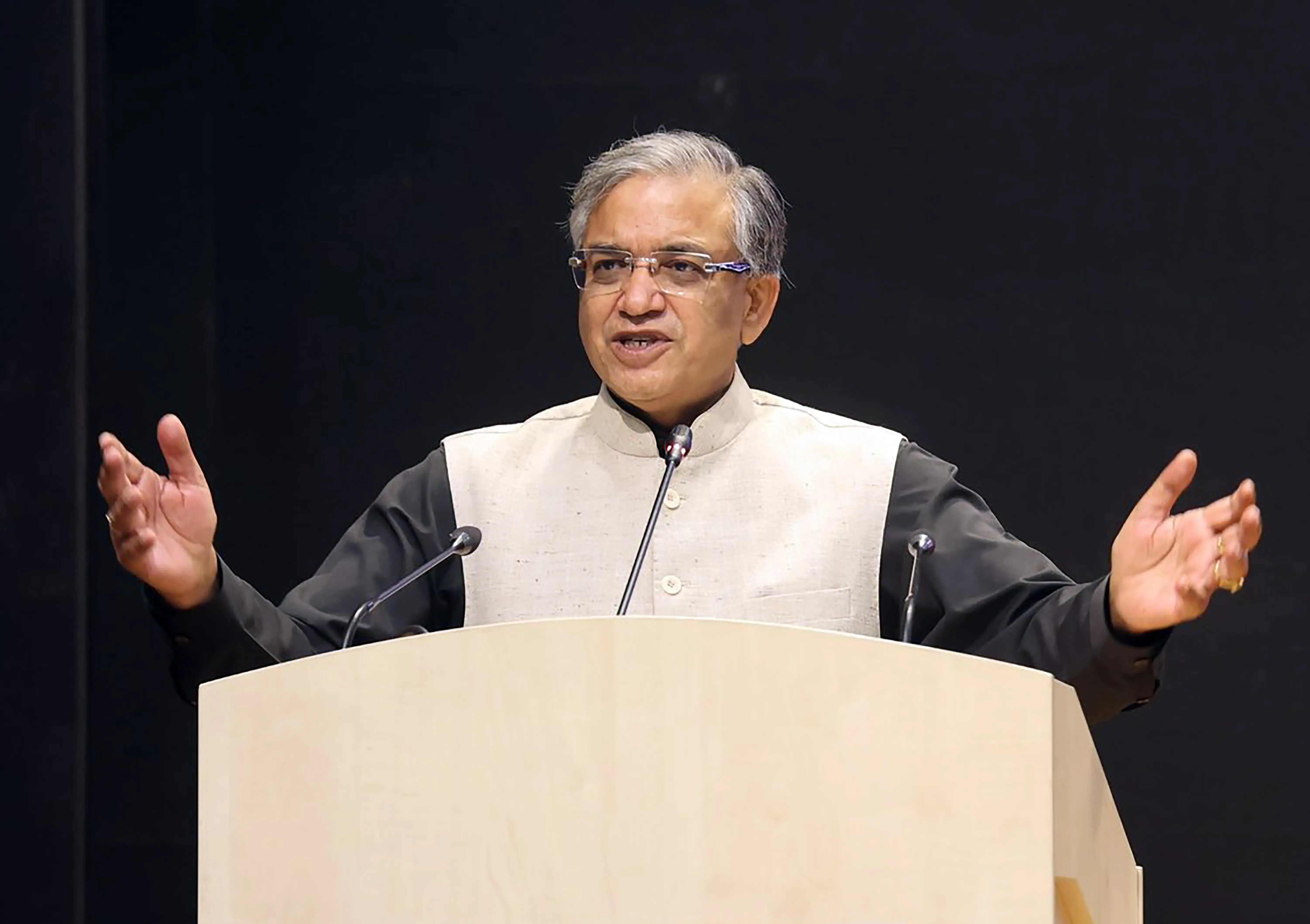 क्या ईसीआई ने ईवीएम मतपत्रों को अधिक पठनीय बनाने के लिए दिशानिर्देशों में संशोधन किया?