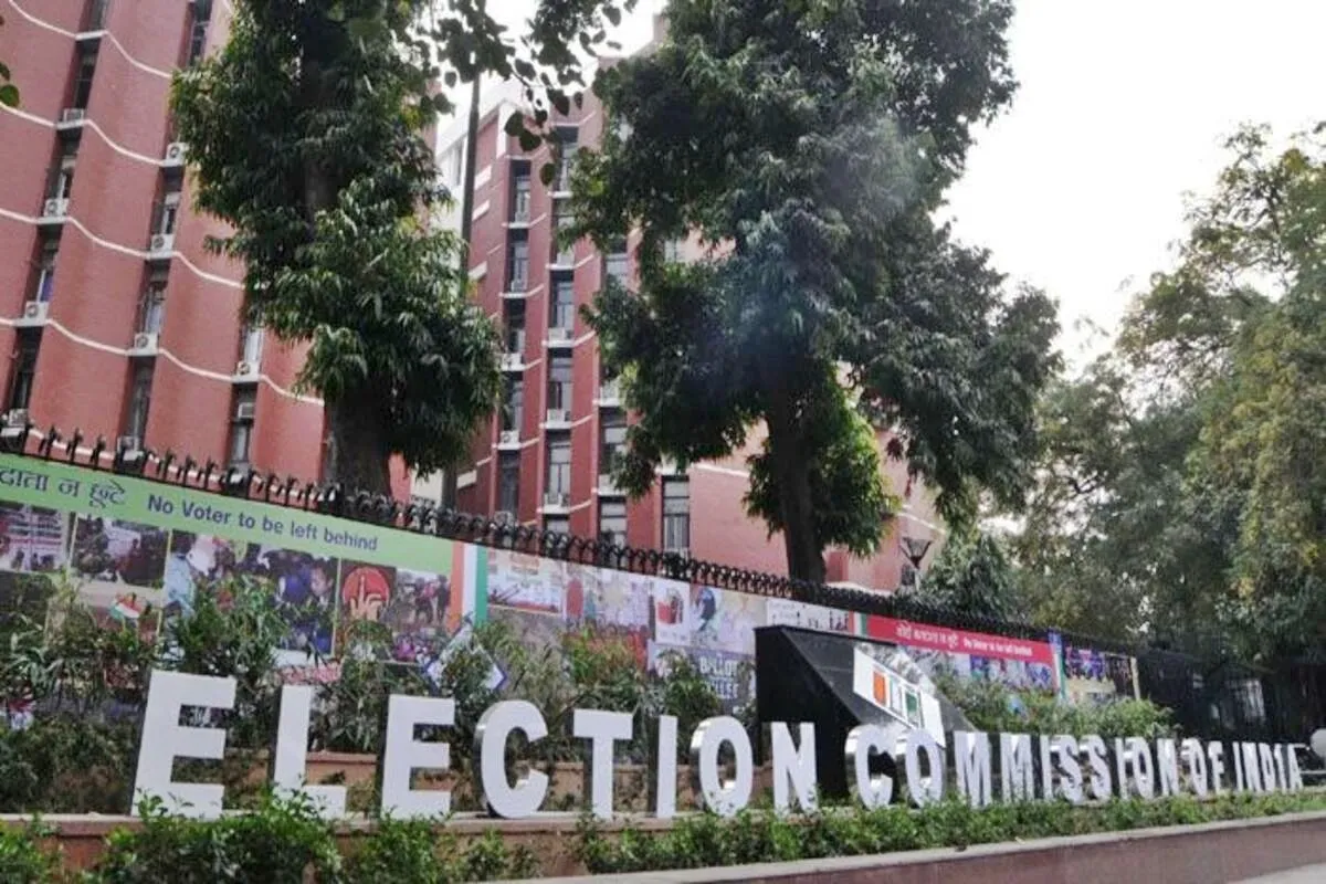 How did ECI resolve the issue of similar voter card numbers across states?