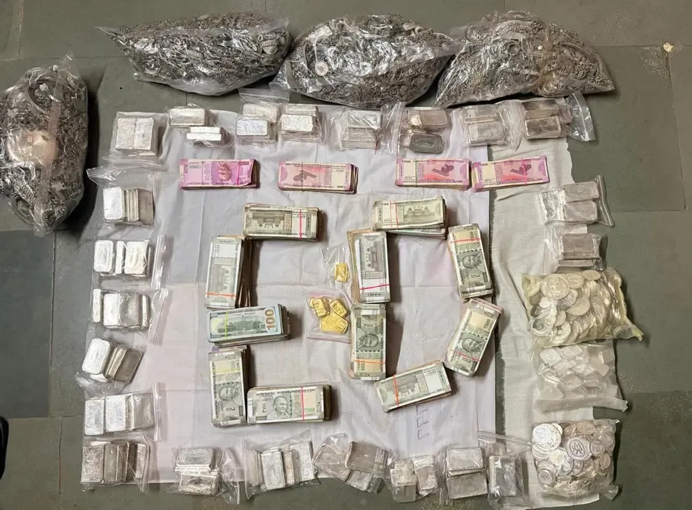 क्या ईडी अहमदाबाद ने स्टॉक मार्केट धोखाधड़ी मामले में 4 करोड़ से अधिक की जब्ती की?