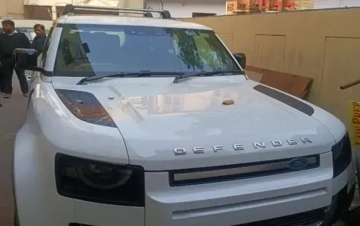 क्या ईडी ने यूट्यूबर अनुराग द्विवेदी के ठिकानों पर छापेमारी की और दो महंगी कारें जब्त कीं?