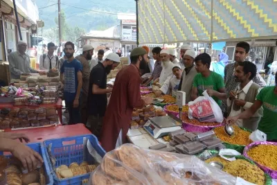 Eid Shopping in Kashmir Thrives Amidst Rain and Chill