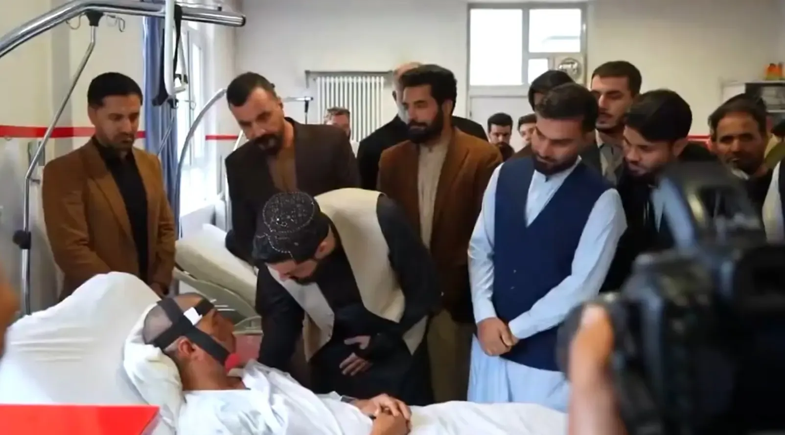 ईद का जश्न दुःख में बदल गया, एसीबी अधिकारी और क्रिकेटर घायलों से मिले