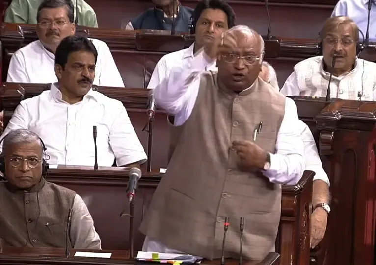 Kharge Alleges Widespread Electoral Fraud in SIR; House Chairman Disagrees