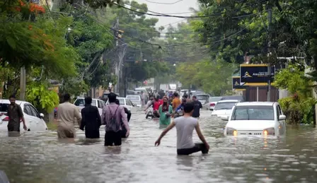 What led to the tragic deaths of eleven in Karachi due to rain?