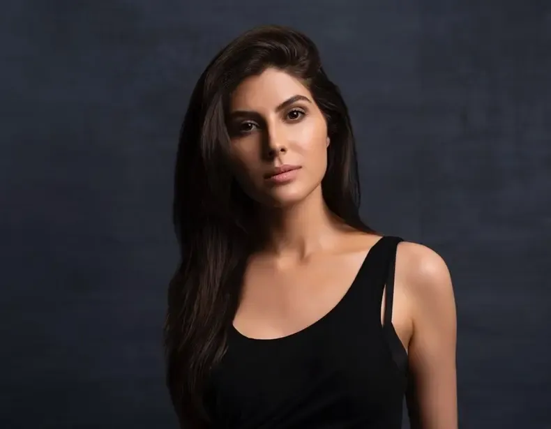 Elnaaz Norouzi Discusses Her Experience with Liam Neeson and Zachary Levi in 'Hotel Tehran'