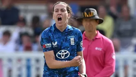 Did Em Arlott Sign Her First WBBL Contract with Sydney Thunder?