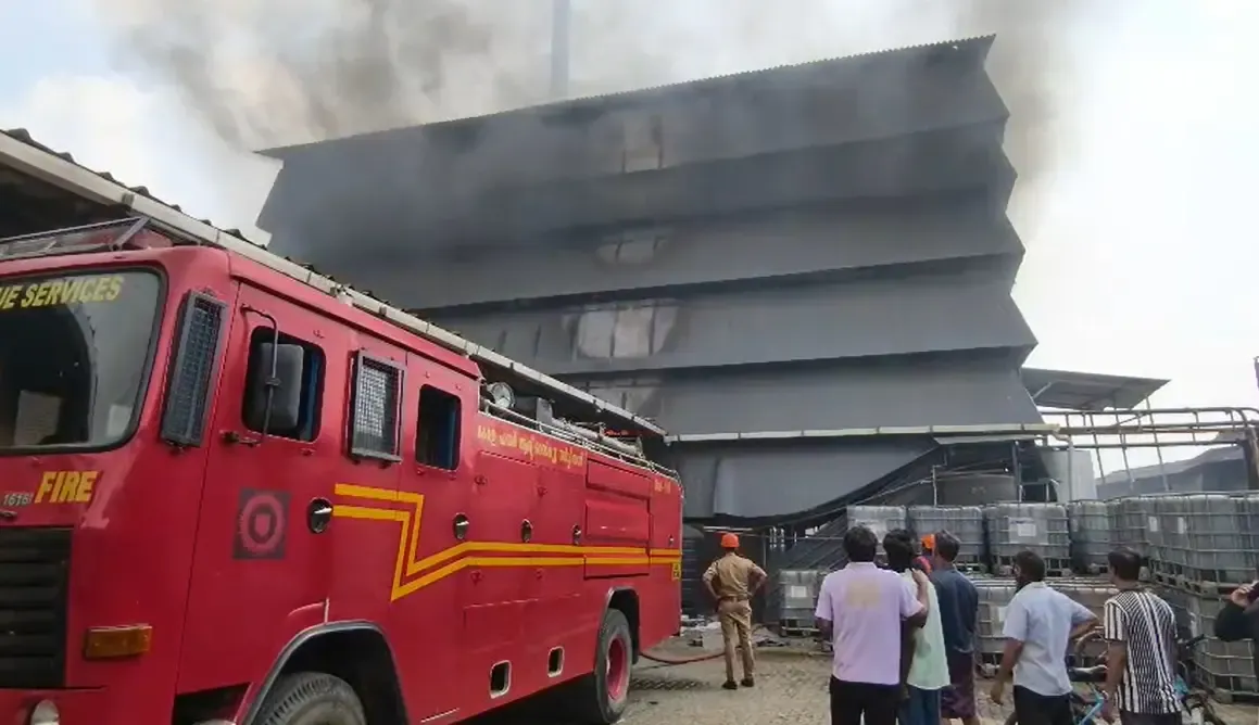 एर्नाकुलम के एडयार गांव में फैक्ट्री में आग, बचाव कार्य जारी
