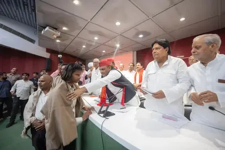 इटावा के कथावाचकों की बढ़ी मुश्किलें, जाति छिपाने और फर्जी आधार कार्ड बनाने के आरोप में मुकदमा दर्ज