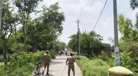 इटावा में बवाल : दादरपुर में यादव समाज का प्रदर्शन उग्र, पुलिस पर पथराव