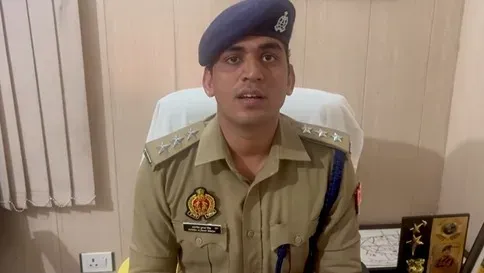 इटावा: महिला कांस्टेबल प्रियंका की संदिग्ध मौत, पति रजत गिरफ्तार; पिता ने दहेज प्रताड़ना का आरोप लगाया