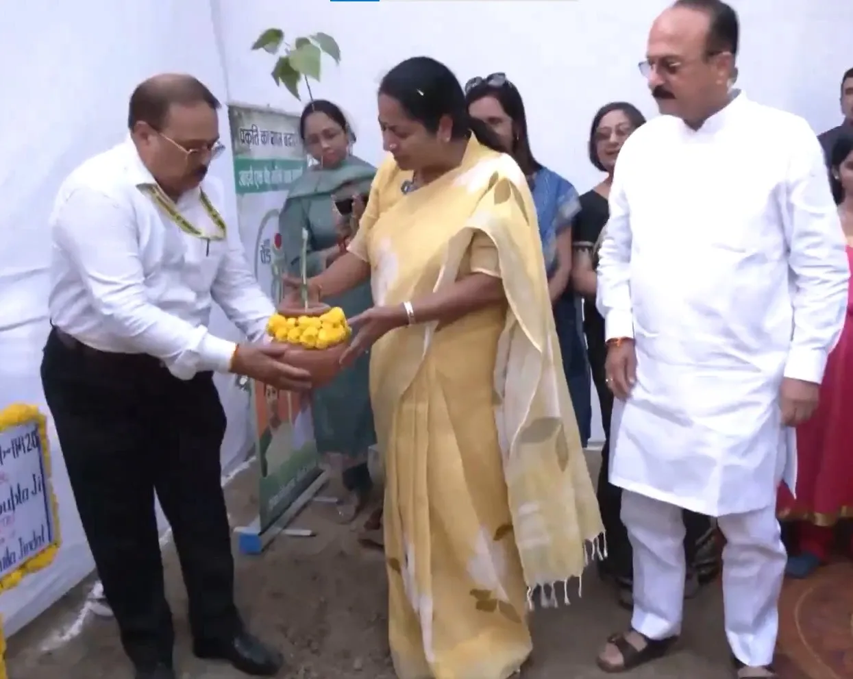 Will Every Delhi School and Institution Participate in the 'Ek Ped Maa Ke Naam' Drive?