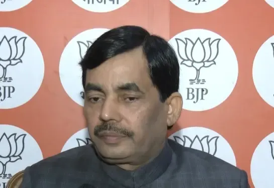 क्या कांग्रेस अपनी नीति और नेतृत्व के कारण हार रही है, या कुछ और?