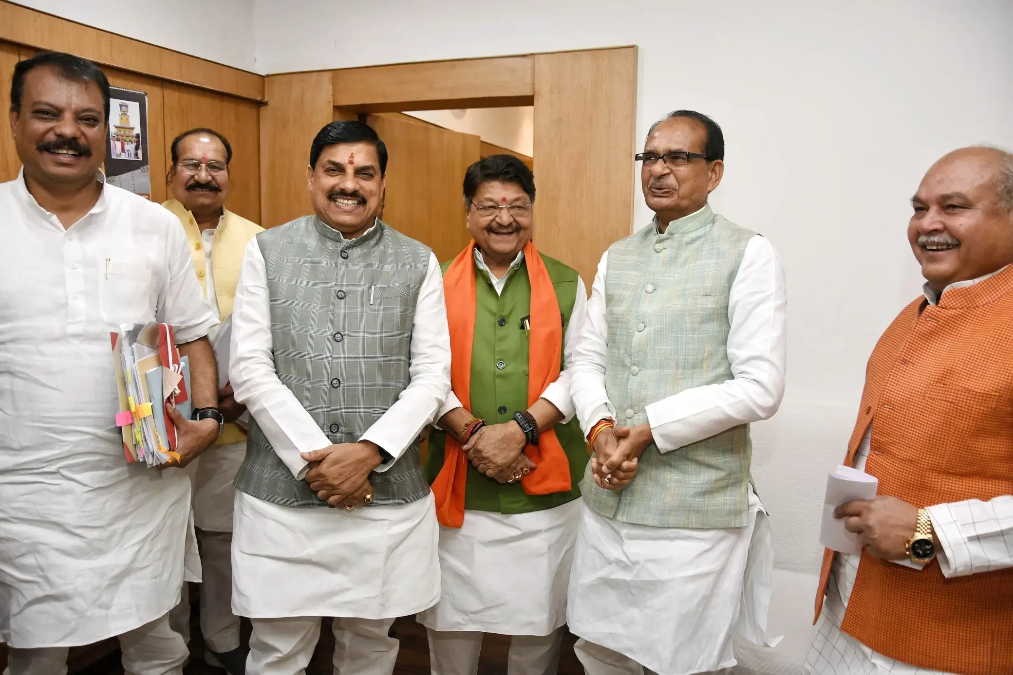 Shivraj Chouhan Surprises MP Assembly with Visit, Welcomed by BJP and Congress