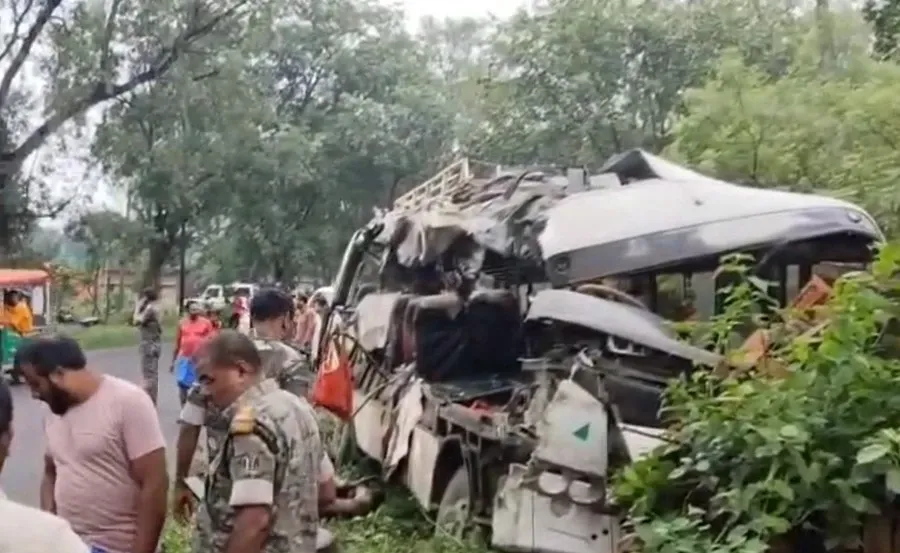 How Did a Tragic Road Accident Claim Lives in Jharkhand's Deoghar?
