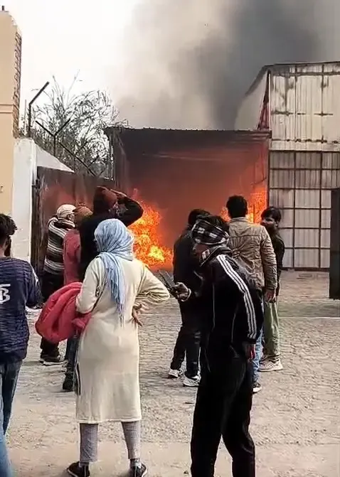 क्या ग्रेटर नोएडा की फैक्ट्री में लगी भीषण आग से लाखों का सामान जल गया?