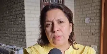फडणवीस की भाषा पर सुप्रिया श्रीनेत का हमला: 'सीएम सार्वजनिक माफी मांगें'