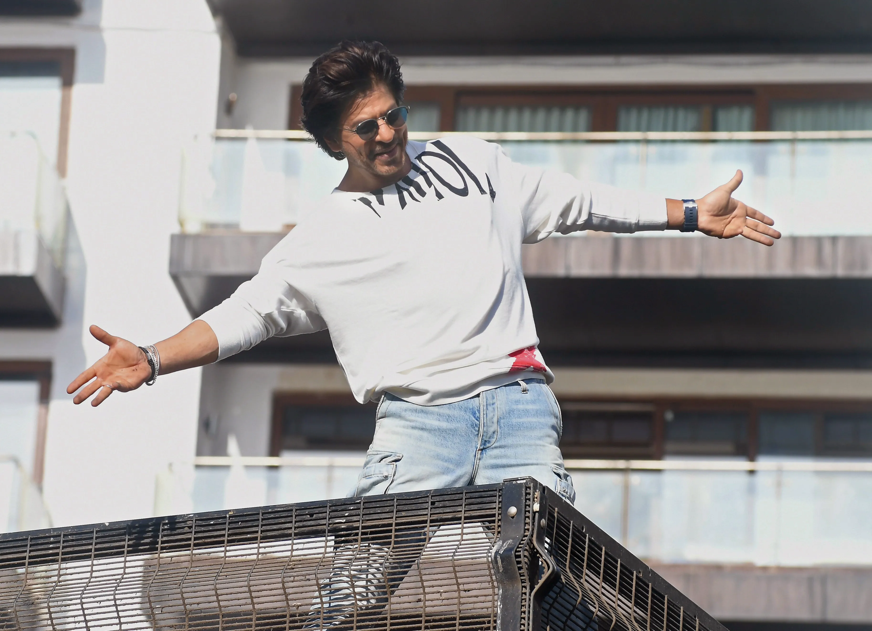 Did a Fan Really Pretend to Be a Delivery Boy to Enter Shah Rukh Khan’s Mannat?