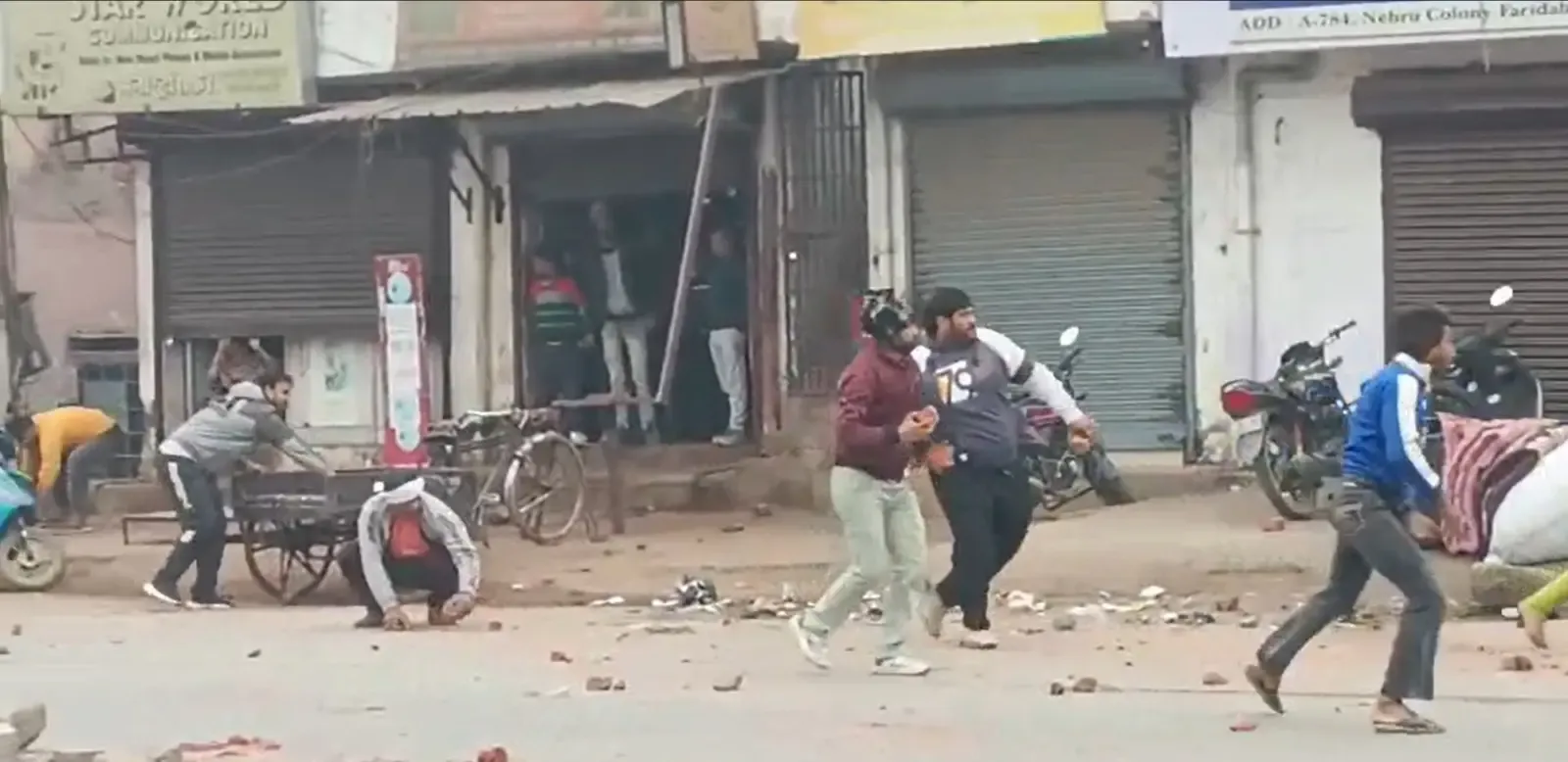 क्या फरीदाबाद के नेहरू कॉलोनी में दो परिवारों के बीच हुई पत्थरबाजी से स्थिति बिगड़ गई?