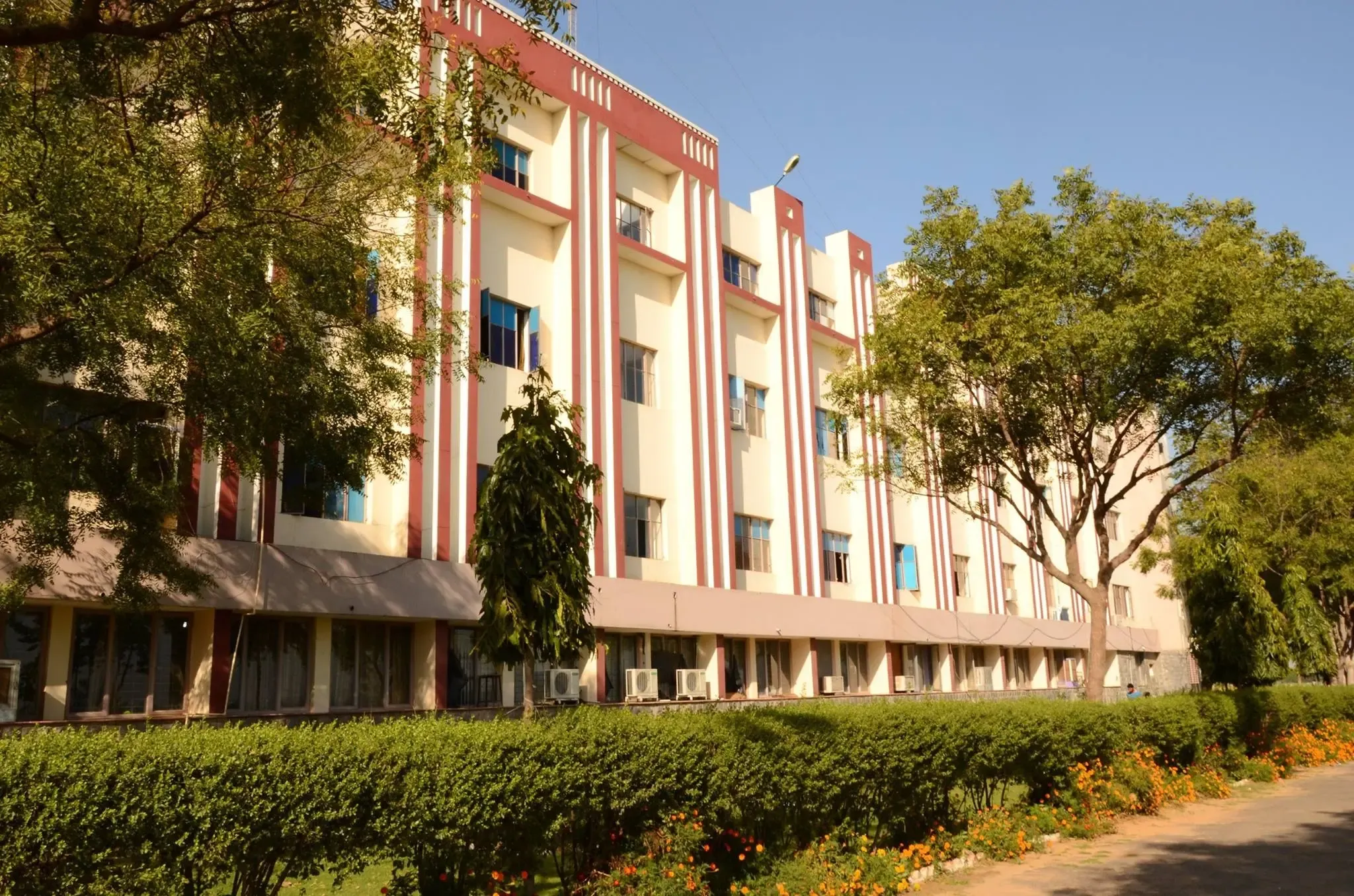 क्या फरीदाबाद प्रशासन ने अल-फलाह यूनिवर्सिटी की जांच का आदेश दिया?