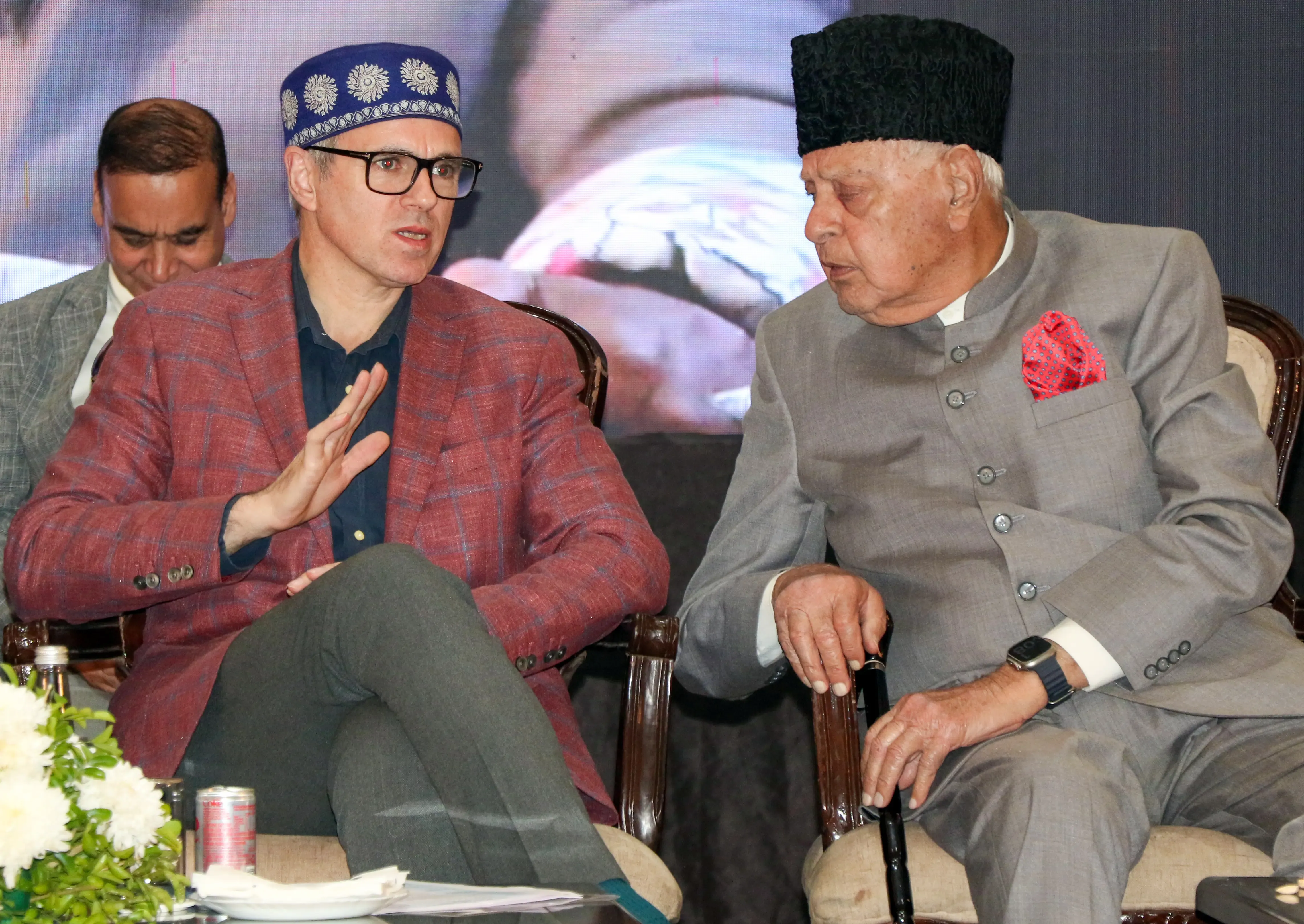 सीएम उमर अब्दुल्ला ने पिता फारूक अब्दुल्ला से की मुलाकात, महबूबा मुफ्ती ने हमले की निंदा की