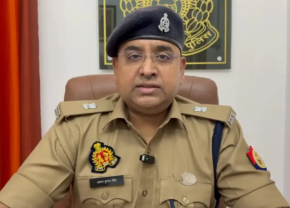 फर्रुखाबाद में भयानक अग्निकांड: 15 झोपड़ियां जलकर खाक, कई मवेशी जिंदा जले