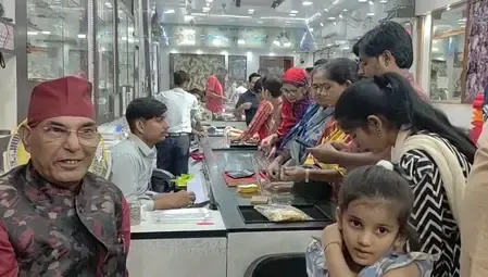 फर्रुखाबाद : धनतेरस पर बाजारों में उमड़ी भीड़, 10 करोड़ का हुआ कारोबार