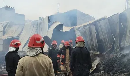फतेहपुर बेरी अग्निकांड: घंटों की मशक्कत के बाद आग नियंत्रित, कूलिंग ऑपरेशन जारी