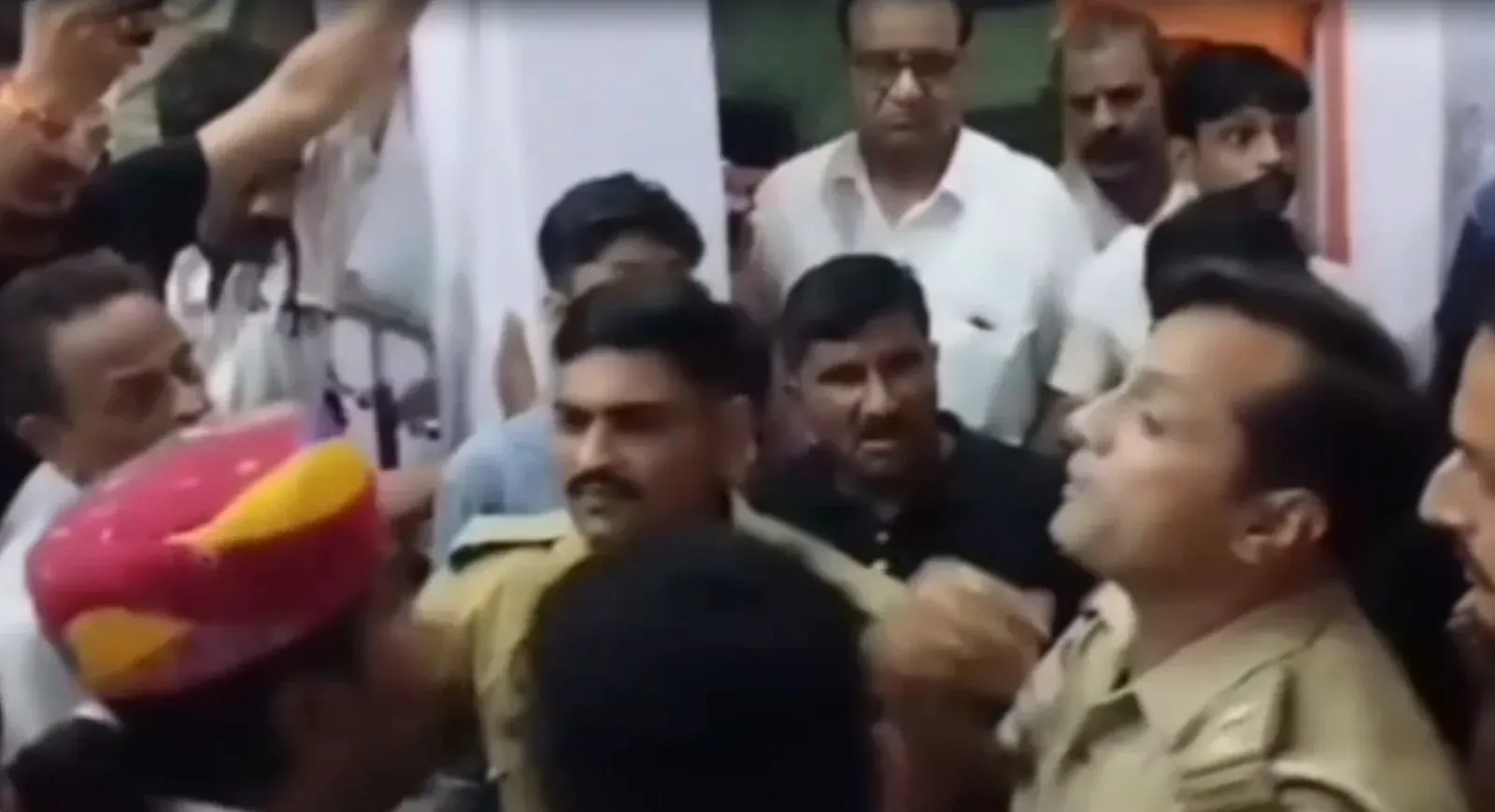 फतेहपुर सीकरी में पुलिस की आपत्तिजनक टिप्पणी पर बवाल, चौकी प्रभारी वरुण पंवार और सिपाही लाइन हाजिर