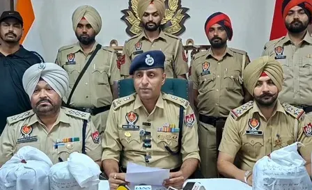 फाजिल्का पुलिस ने 760 ग्राम हेरोइन और 3 अवैध पिस्तौल सहित 6 तस्कर दबोचे