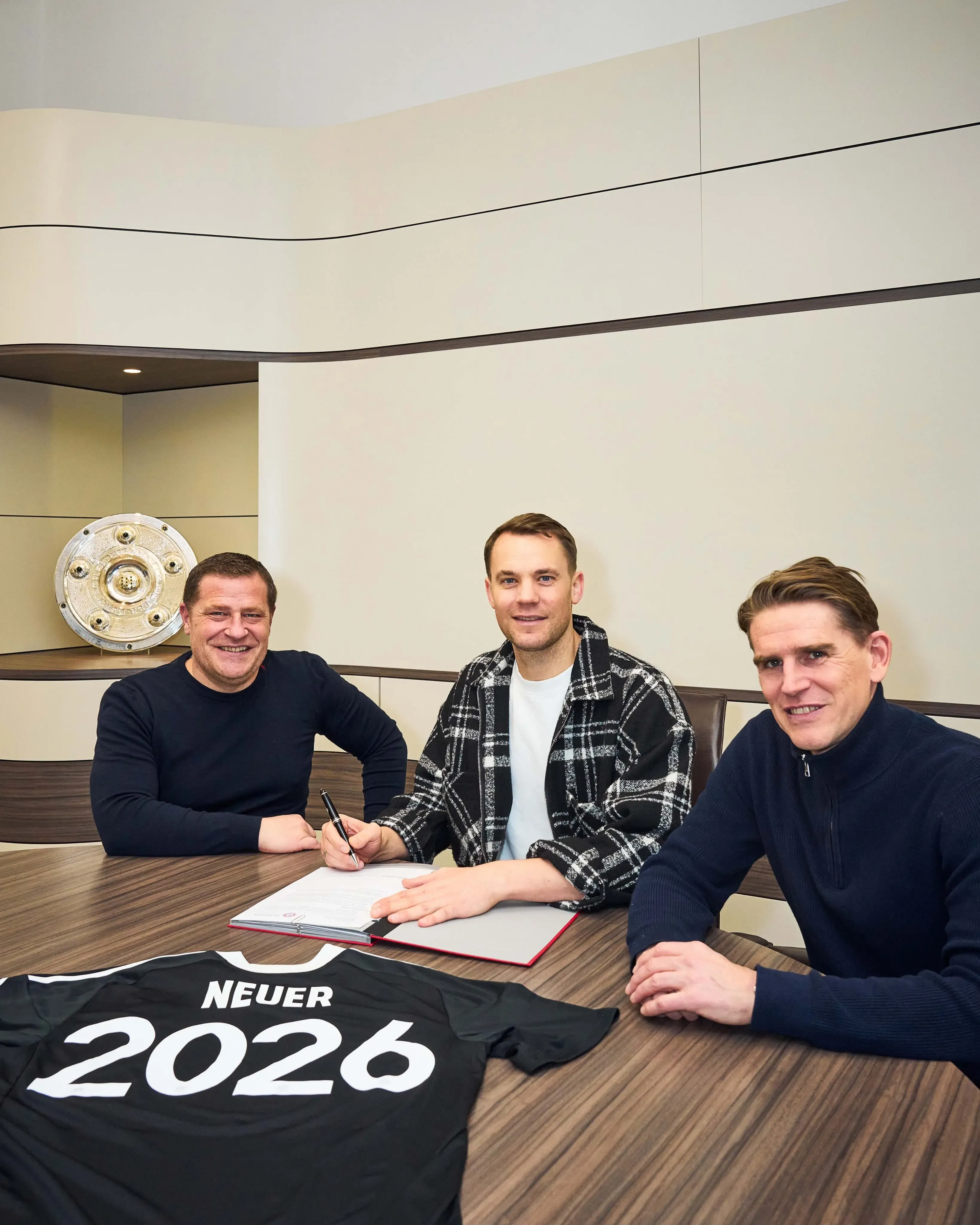 FC Bayern Secures Manuel Neuer's Contract Until 2026