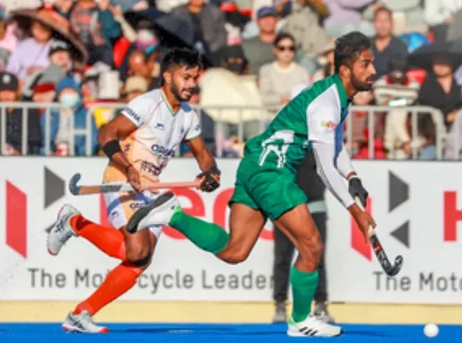 पाकिस्तान हॉकी कप्तान अम्माद बट का यूके वीजा विवाद: PHF की लापरवाही से प्रो लीग 2026 दांव पर