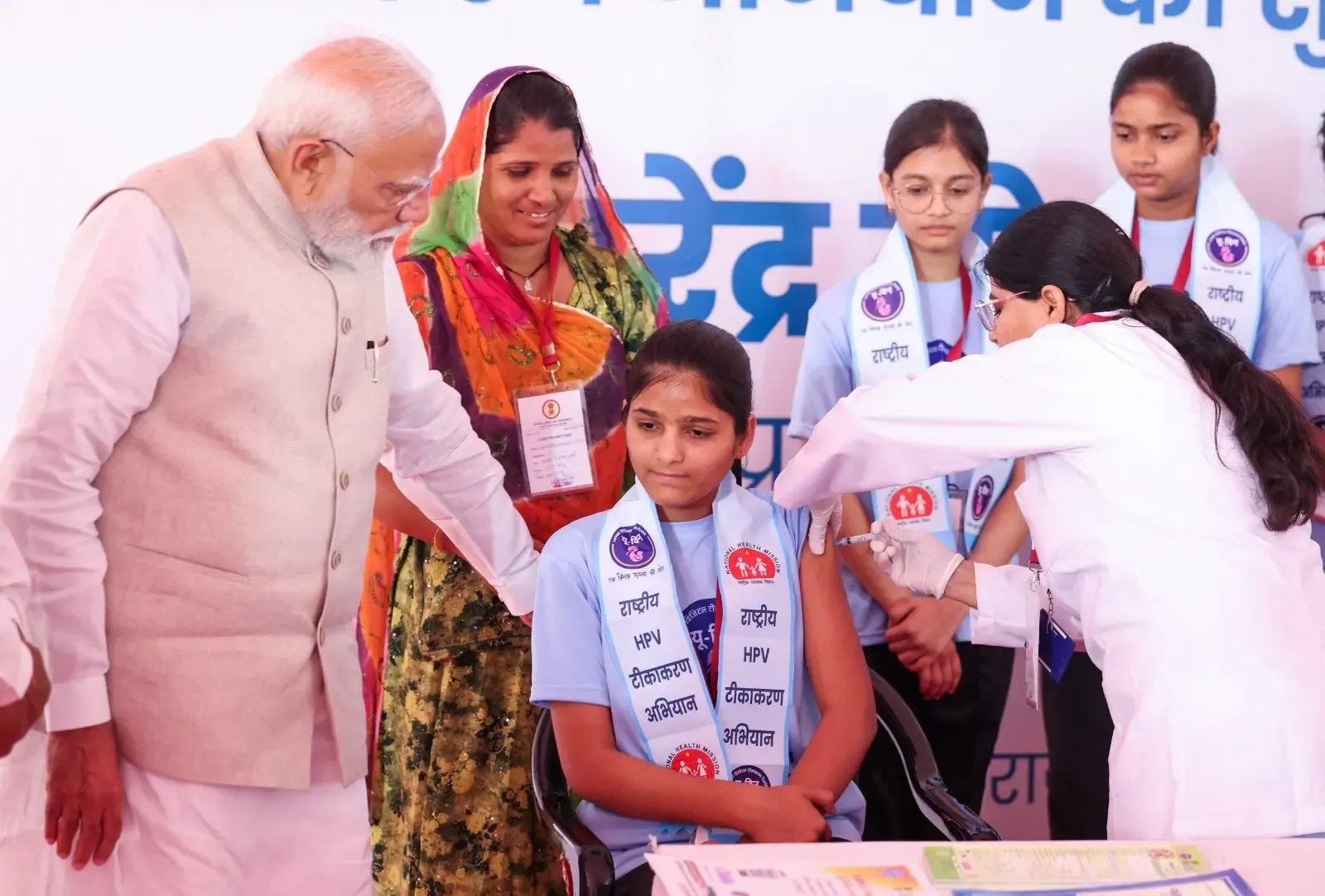 Ajmer Schoolgirls Share Their Positive HPV Vaccine Experience with PM Modi