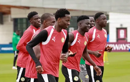 Senegal thrash 10-man Iraq 5-0 to keep FIFA World Cup knockout hopes alive