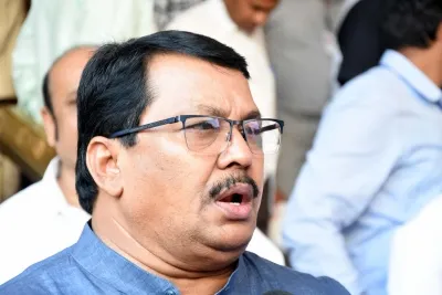 Should criminal cases be filed against those involved in the Pune land scam?